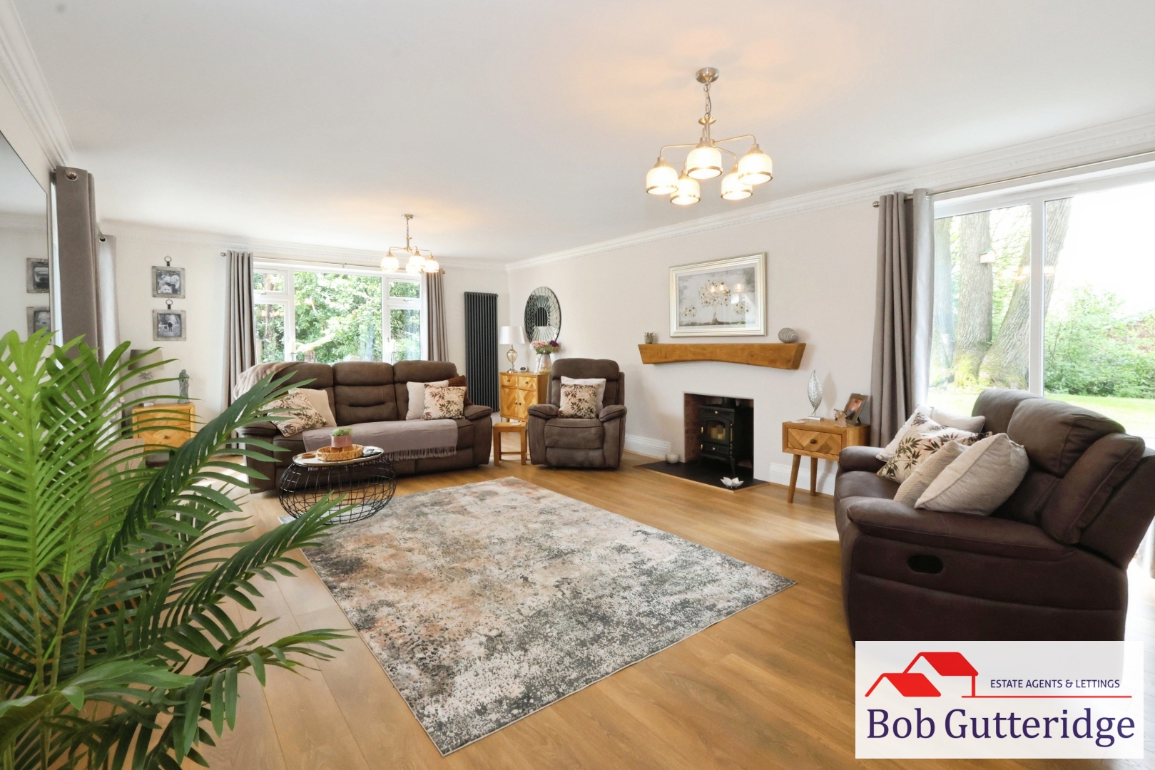LOUNGE / FAMILY ROOM